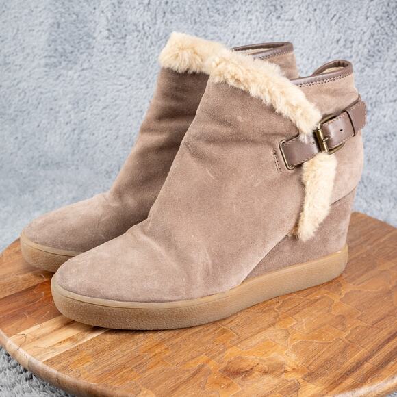 $450 AQUATALIA Cameron WATERPROOF Faux-fur-trimmed Suede WEDGE BOOTIE 9.5 (X10) - Picture 3 of 6